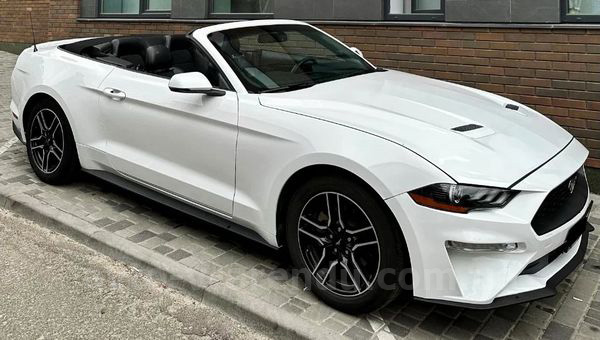 Оренда авто Ford Mustang GT white кабріолет з водієм. Прокат кабріолета Форд Мустанг GT білий без водія у Києві