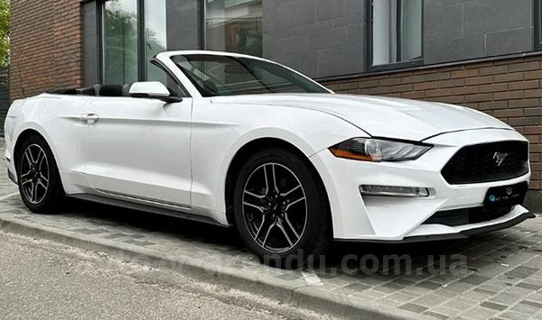 Оренда авто Ford Mustang GT white кабріолет з водієм. Прокат кабріолета Форд Мустанг GT білий без водія у Києві