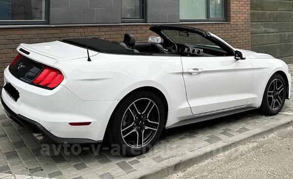 Оренда авто Ford Mustang GT white кабріолет з водієм. Прокат кабріолета Форд Мустанг GT білий без водія у Києві