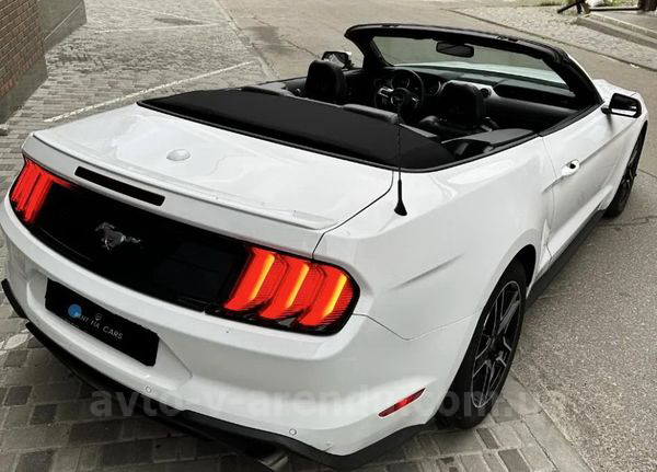 Оренда авто Ford Mustang GT white кабріолет з водієм. Прокат кабріолета Форд Мустанг GT білий без водія у Києві