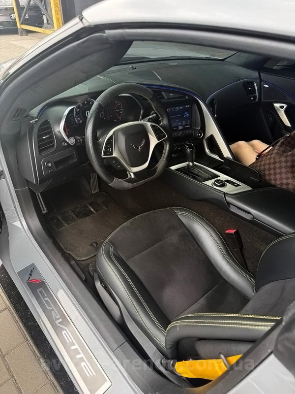 Оренда автомобіля Chevrolet Corvette Targa  на відеозйомку та фотосесією з водієм. Прокат авто Chevrolet Corvette Targa без водія у Києві