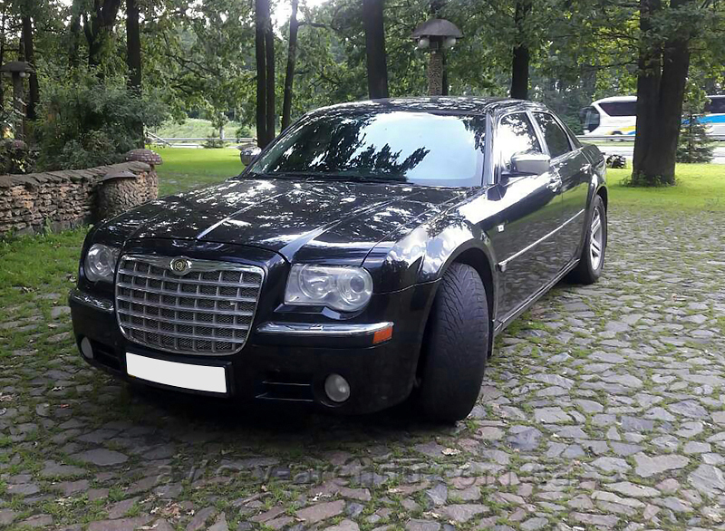 Оренда авто з водієм Chrysler 300C чорний