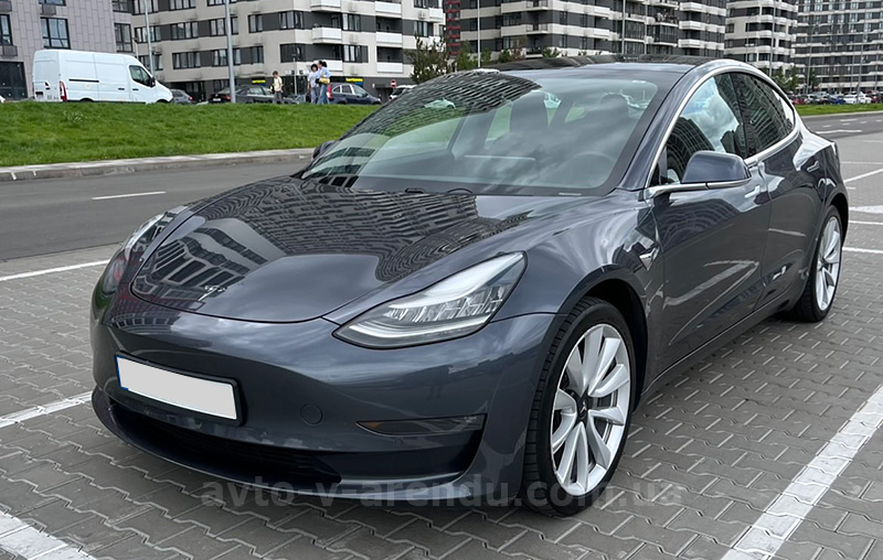 Оренда електромобіля TESLA Model 3 Long range графіт з водієм у Києві