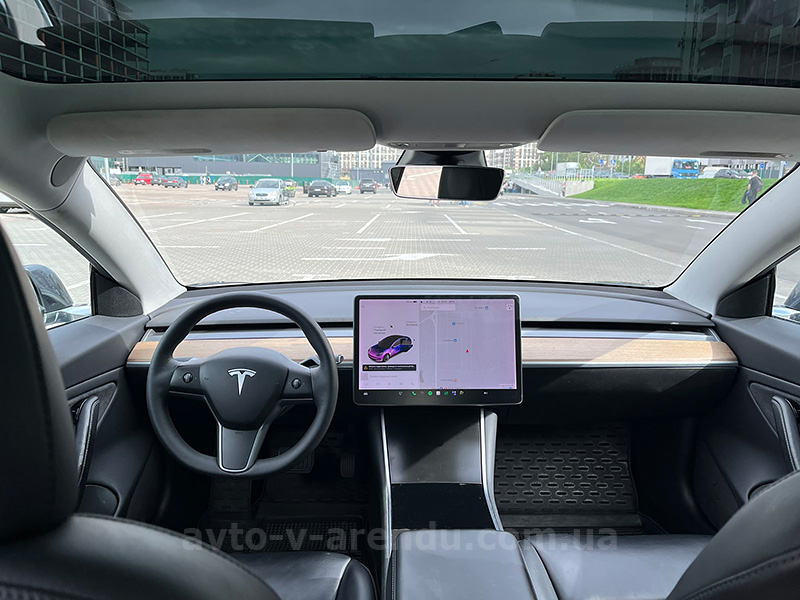 Оренда електромобіля TESLA Model 3 Long range графіт з водієм у Києві