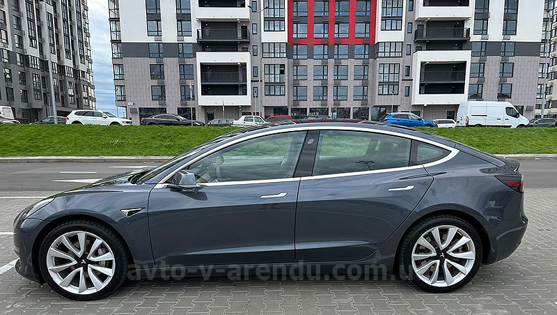 Оренда електромобіля TESLA Model 3 Long range графіт з водієм у Києві