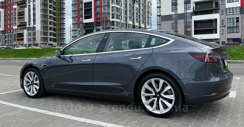 Оренда електромобіля TESLA Model 3 Long range графіт з водієм у Києві