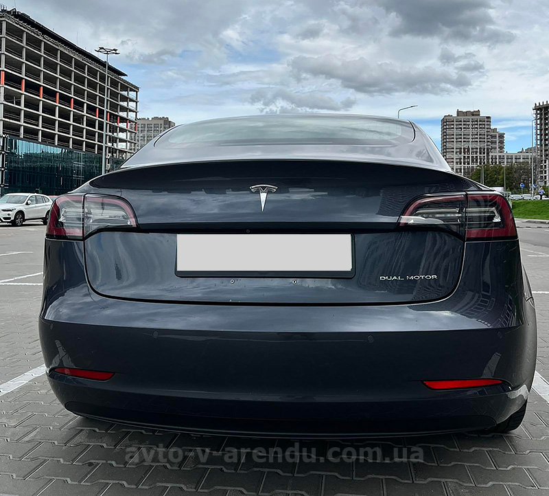 Оренда електромобіля TESLA Model 3 Long range графіт з водієм у Києві