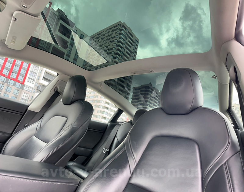 Оренда електромобіля TESLA Model 3 Long range графіт з водієм у Києві