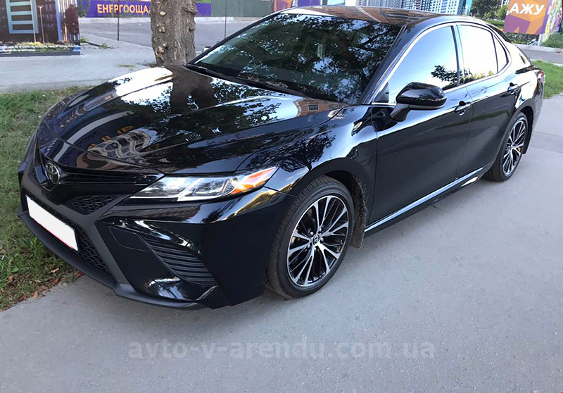 Оренда авто з водієм у Києві Toyota Camry V70 чорна