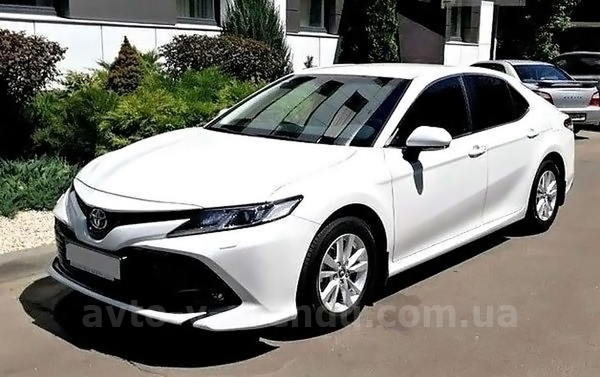 Оренда авто з водієм Toyota Camry V70 біла