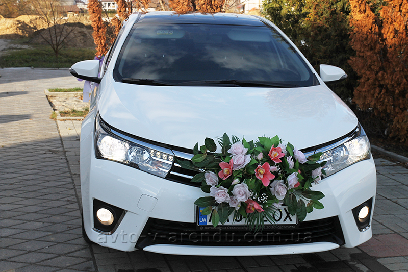 Оренда авто з водієм у Києві Toyota Corolla 2016 біла