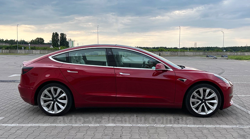 Оренда електромобіля TESLA Model 3 75D червона