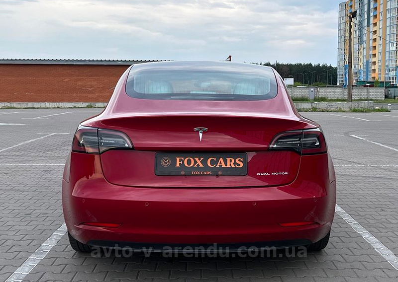 Оренда електромобіля TESLA Model 3 75D червона