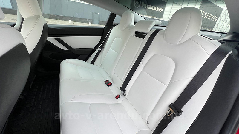 Оренда електромобіля TESLA Model 3 75D червона