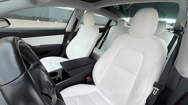 Оренда електромобіля TESLA Model 3 75D червона