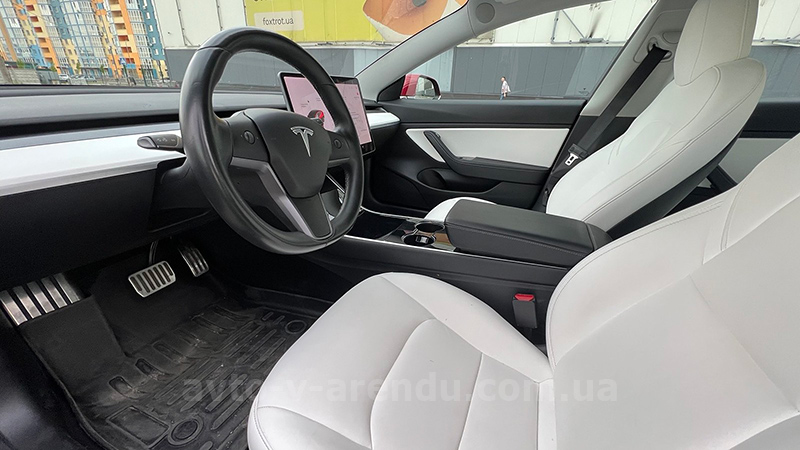 Оренда електромобіля TESLA Model 3 75D червона