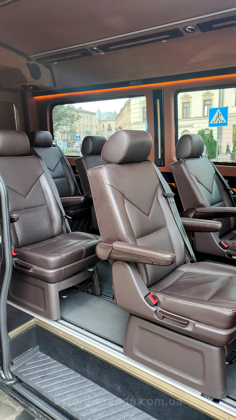 Оренда мікроавтобуса в Європу Mercedes Sprinter VIP чорний на 8 місць