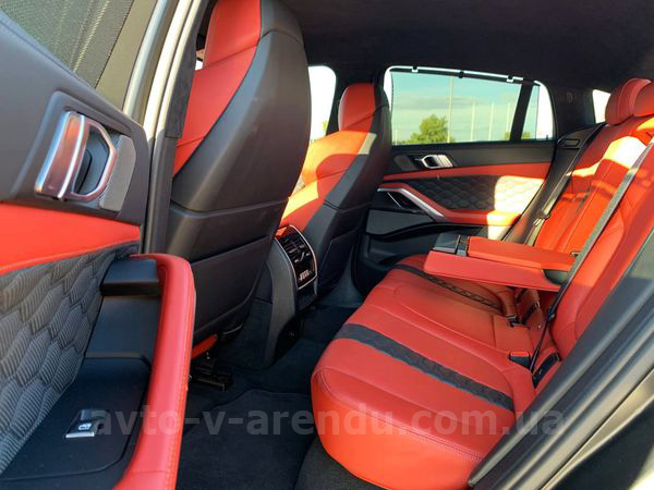 Оренда позашляховика BMW X6 M50d з водієм. Прокат джипу БМВ X6 M50d без водія у Києві