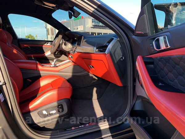 Оренда позашляховика BMW X6 M50d з водієм. Прокат джипу БМВ X6 M50d без водія у Києві