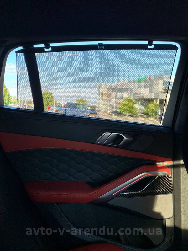 Оренда позашляховика BMW X6 M50d з водієм. Прокат джипу БМВ X6 M50d без водія у Києві
