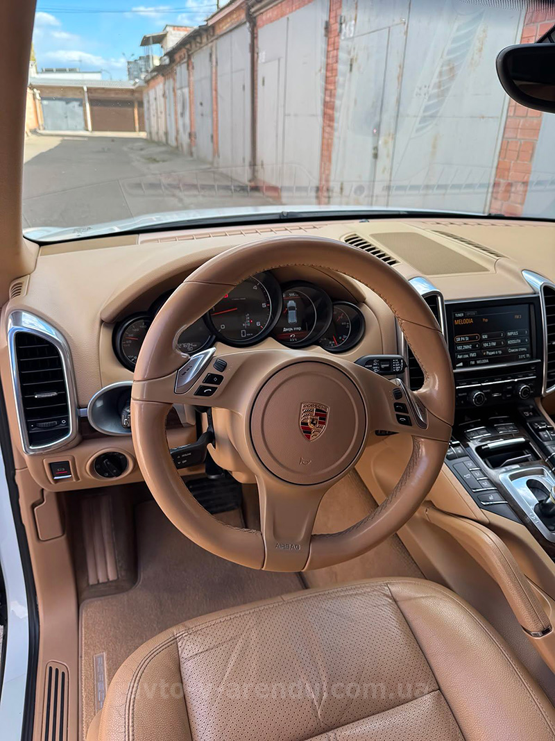 Оренда позашляховика джипа Porsche Cayenne білий з водієм у Києві