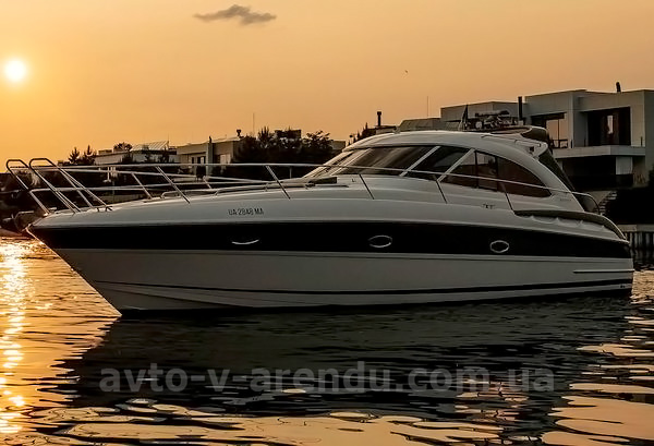 Оренда моторної яхти Bavaria 37 Sport HT VIP у Києві на День народження, прогулянки по Дніпру, фотосесії та відеозйомки