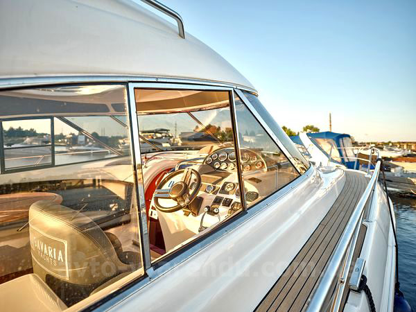 Оренда моторної яхти  Bavaria 37 Sport HT VIP  у Києві на День народження, прогулянок по Дніпру, фотосесій та відеозйомок. Оренда катера Zaferano Zoloche