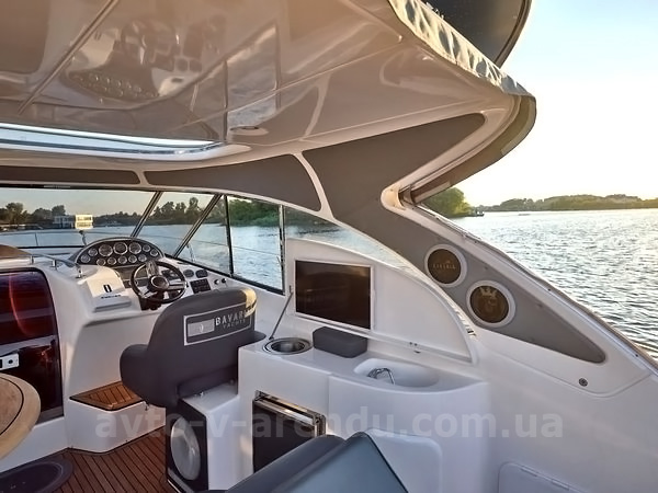 Оренда моторної яхти  Bavaria 37 Sport HT VIP  у Києві на День народження, прогулянок по Дніпру, фотосесій та відеозйомок. Оренда катера Zaferano Zoloche