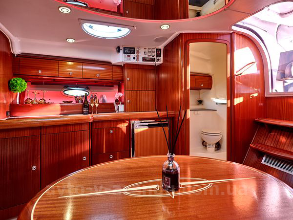 Оренда моторної яхти  Bavaria 37 Sport HT VIP  у Києві на День народження, прогулянок по Дніпру, фотосесій та відеозйомок. Оренда катера Zaferano Zoloche