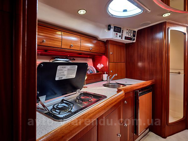 Оренда моторної яхти  Bavaria 37 Sport HT VIP  у Києві на День народження, прогулянок по Дніпру, фотосесій та відеозйомок. Оренда катера Zaferano Zoloche