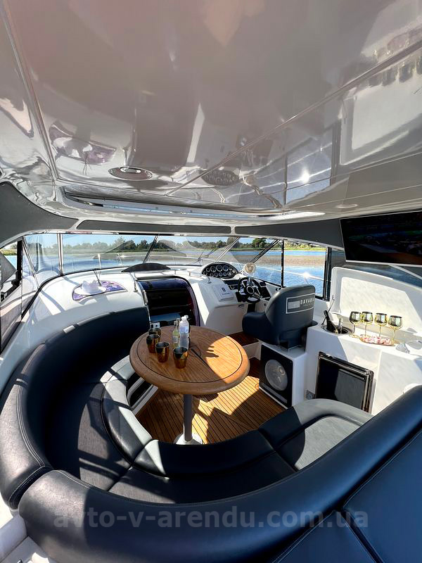 Оренда моторної яхти  Bavaria 37 Sport HT VIP  у Києві на День народження, прогулянок по Дніпру, фотосесій та відеозйомок. Оренда катера Zaferano Zoloche