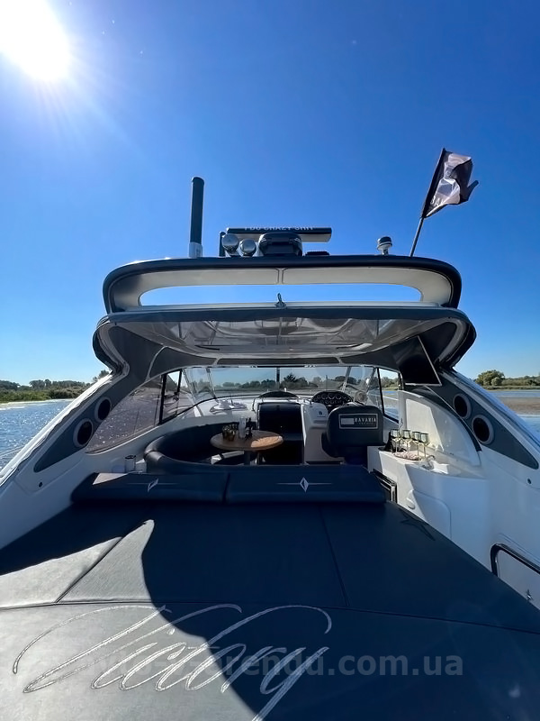 Оренда моторної яхти  Bavaria 37 Sport HT VIP  у Києві на День народження, прогулянок по Дніпру, фотосесій та відеозйомок. Оренда катера Zaferano Zoloche