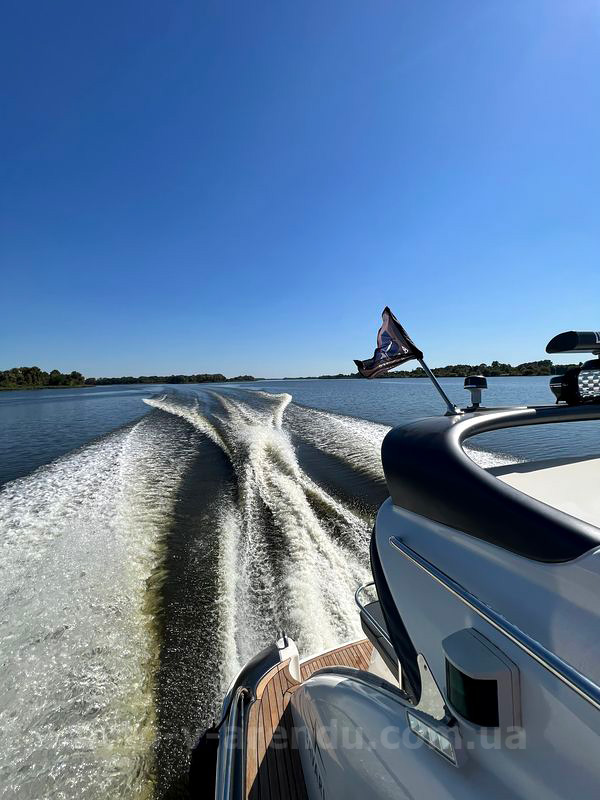 Оренда моторної яхти  Bavaria 37 Sport HT VIP  у Києві на День народження, прогулянок по Дніпру, фотосесій та відеозйомок. Оренда катера Zaferano Zoloche