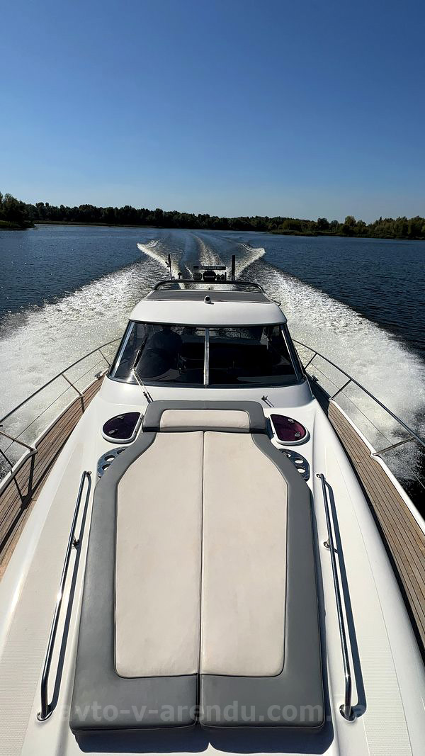 Оренда моторної яхти  Bavaria 37 Sport HT VIP  у Києві на День народження, прогулянок по Дніпру, фотосесій та відеозйомок. Оренда катера Zaferano Zoloche