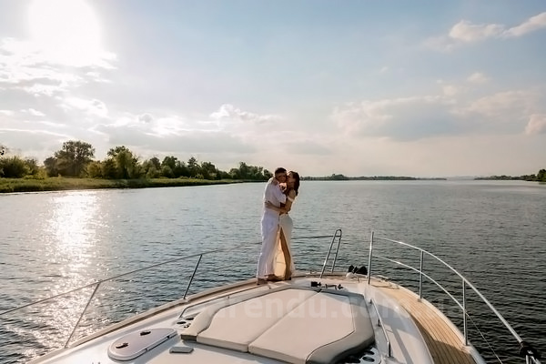 Оренда моторної яхти  Bavaria 37 Sport HT VIP  у Києві на День народження, прогулянок по Дніпру, фотосесій та відеозйомок. Оренда катера Zaferano Zoloche