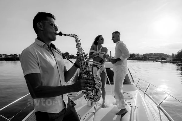 Оренда моторної яхти  Bavaria 37 Sport HT VIP  у Києві на День народження, прогулянок по Дніпру, фотосесій та відеозйомок. Оренда катера Zaferano Zoloche