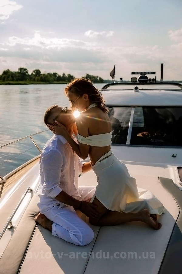 Оренда моторної яхти  Bavaria 37 Sport HT VIP  у Києві на День народження, прогулянок по Дніпру, фотосесій та відеозйомок. Оренда катера Zaferano Zoloche