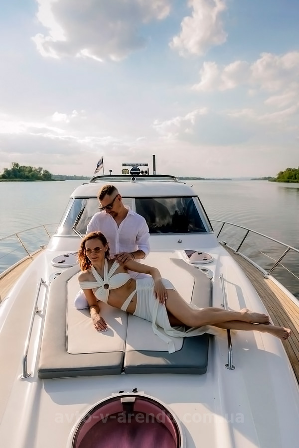 Оренда моторної яхти  Bavaria 37 Sport HT VIP  у Києві на День народження, прогулянок по Дніпру, фотосесій та відеозйомок. Оренда катера Zaferano Zoloche