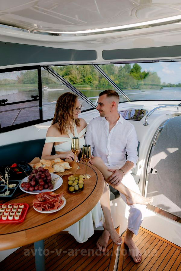 Оренда моторної яхти  Bavaria 37 Sport HT VIP  у Києві на День народження, прогулянок по Дніпру, фотосесій та відеозйомок. Оренда катера Zaferano Zoloche