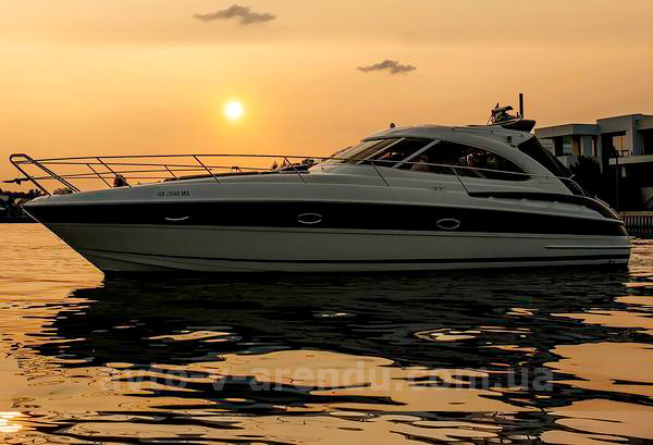 Оренда моторної яхти  Bavaria 37 Sport HT VIP  у Києві на День народження, прогулянок по Дніпру, фотосесій та відеозйомок. Оренда катера Zaferano Zoloche