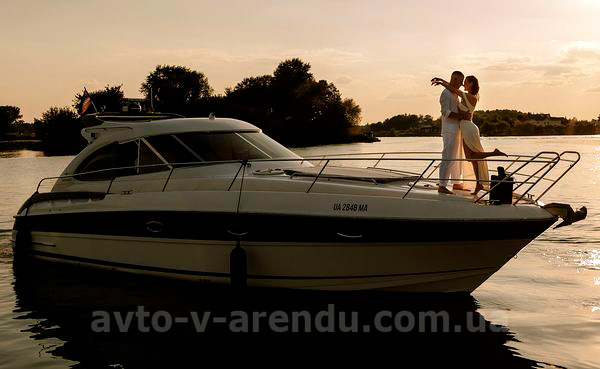 Оренда моторної яхти  Bavaria 37 Sport HT VIP  у Києві на День народження, прогулянок по Дніпру, фотосесій та відеозйомок. Оренда катера Zaferano Zoloche