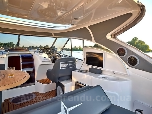 Оренда моторної яхти  Bavaria 37 Sport HT VIP  у Києві на День народження, прогулянок по Дніпру, фотосесій та відеозйомок. Оренда катера Zaferano Zoloche