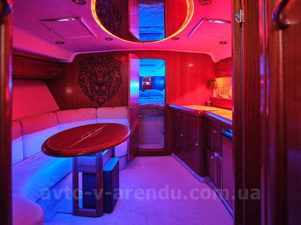 Оренда моторної яхти  Bavaria 37 Sport HT VIP  у Києві на День народження, прогулянок по Дніпру, фотосесій та відеозйомок. Оренда катера Zaferano Zoloche